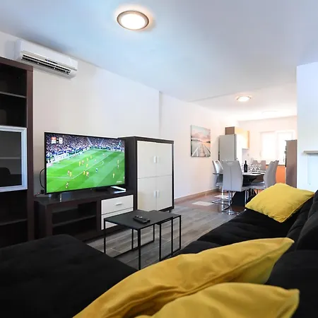 Cozy Maza With Heated Swimming Pool * זאדאר