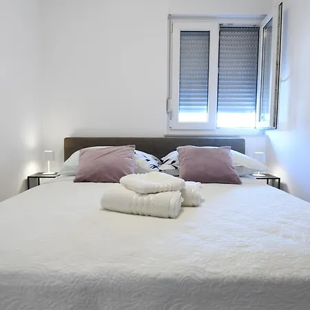 Cozy Maza With Heated Swimming Pool 아파트 *