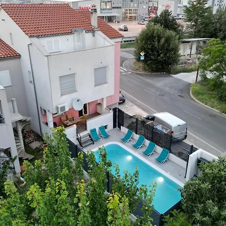 Cozy Maza With Heated Swimming Pool 아파트