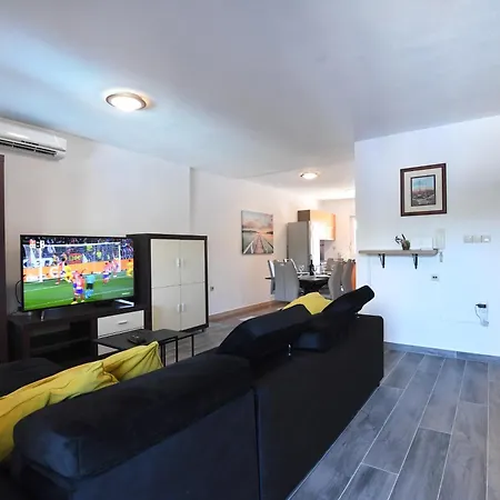 Appartamento Cozy Maza With Heated Swimming Pool