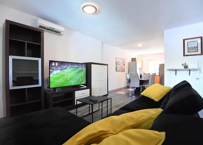 Cozy Maza With Heated Swimming Pool * 자다르