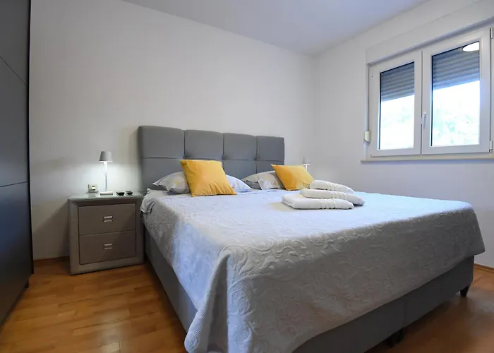 Cozy Maza With Heated Swimming Pool 아파트 자다르