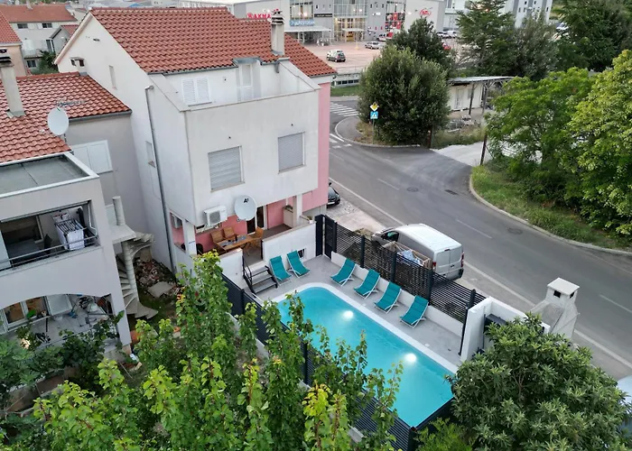 Cozy Maza With Heated Swimming Pool 아파트