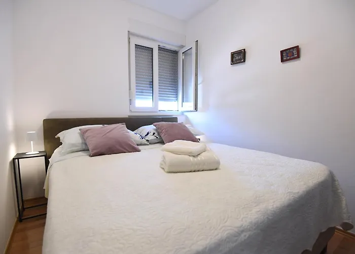 Cozy Maza With Heated Swimming Pool 아파트 자다르