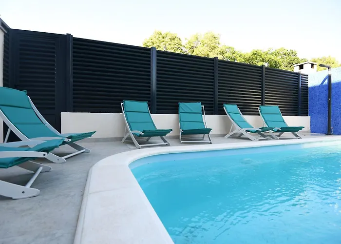 Cozy Maza With Heated Swimming Pool