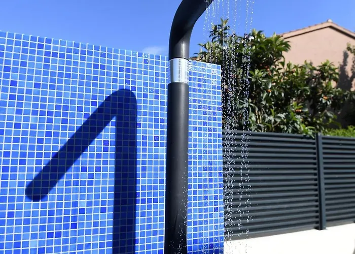 Cozy Maza With Heated Swimming Pool 아파트