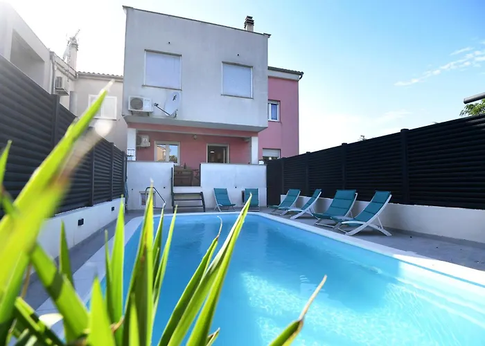 아파트 Cozy Maza With Heated Swimming Pool 자다르