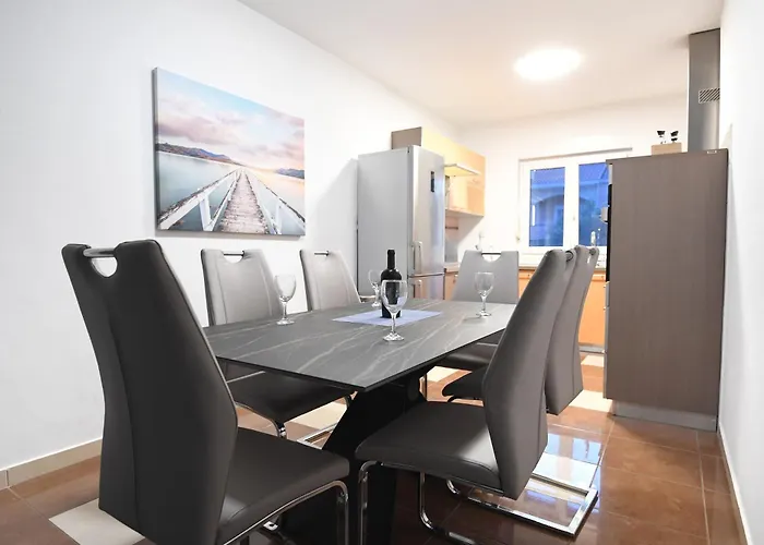 Cozy Maza With Heated Swimming Pool 아파트 *